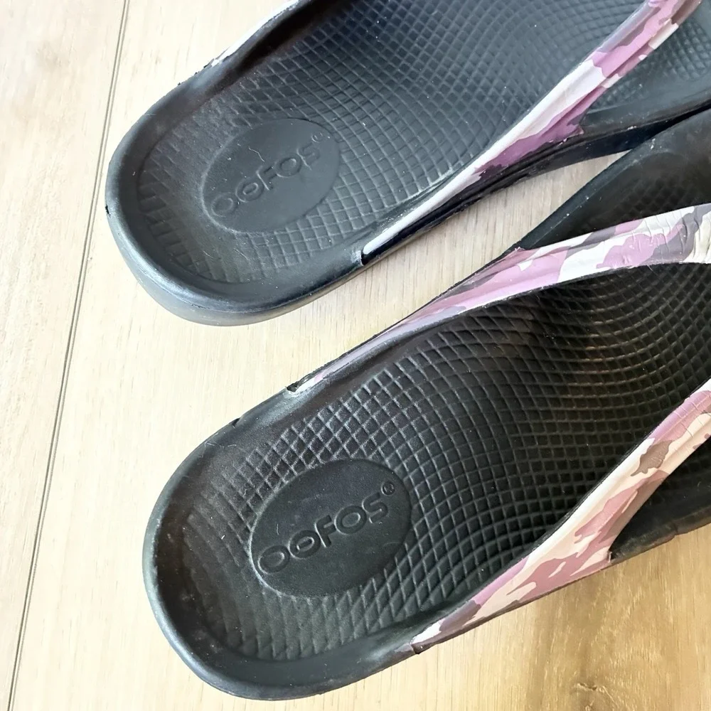 OOFOS OOlala Limited Flip Flops Thongs Sandals Black Purple Camo Womens 7